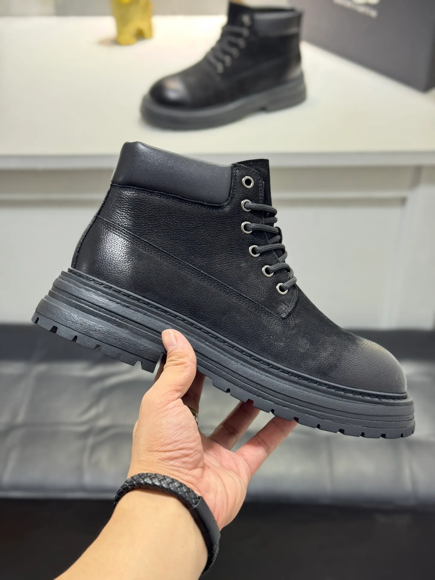 Men's men's shoes 💰660 [New style] 🦥🦥UGG - high-end quality 🔥Australian imported wool 🔥Full fur original single entry and exit counter without pressure, let you feel no replacement 💏The upper is made of first-layer cowhide 'all original Australian wool' Strict men's boots thick wool can be distinguished by the naked eye 💓Real wool keeps warm and does not smell like feet, warms the whole winter ✨Carefully crafted for those who know the goods🔥Size: 38-44 (45 customized